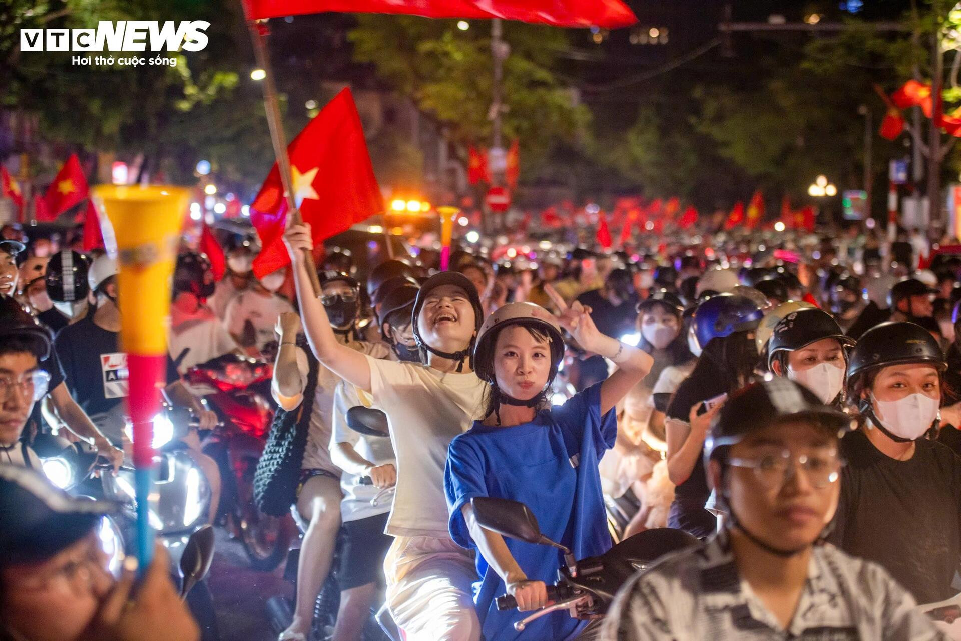 Dòng người 'đi bão' mừng U23 Việt Nam vô địch Đông Nam Á - 2