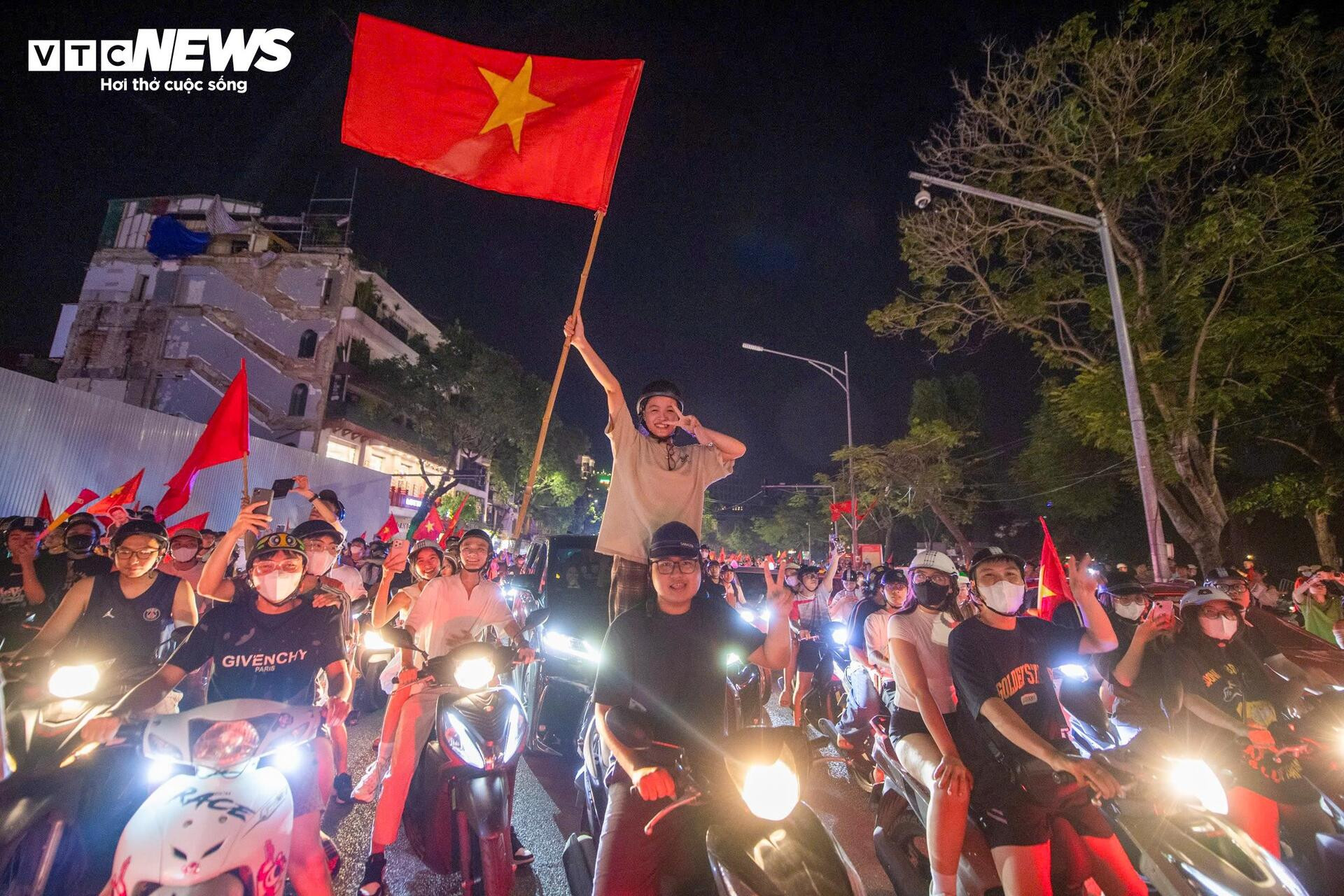 Dòng người 'đi bão' mừng U23 Việt Nam vô địch Đông Nam Á - 7