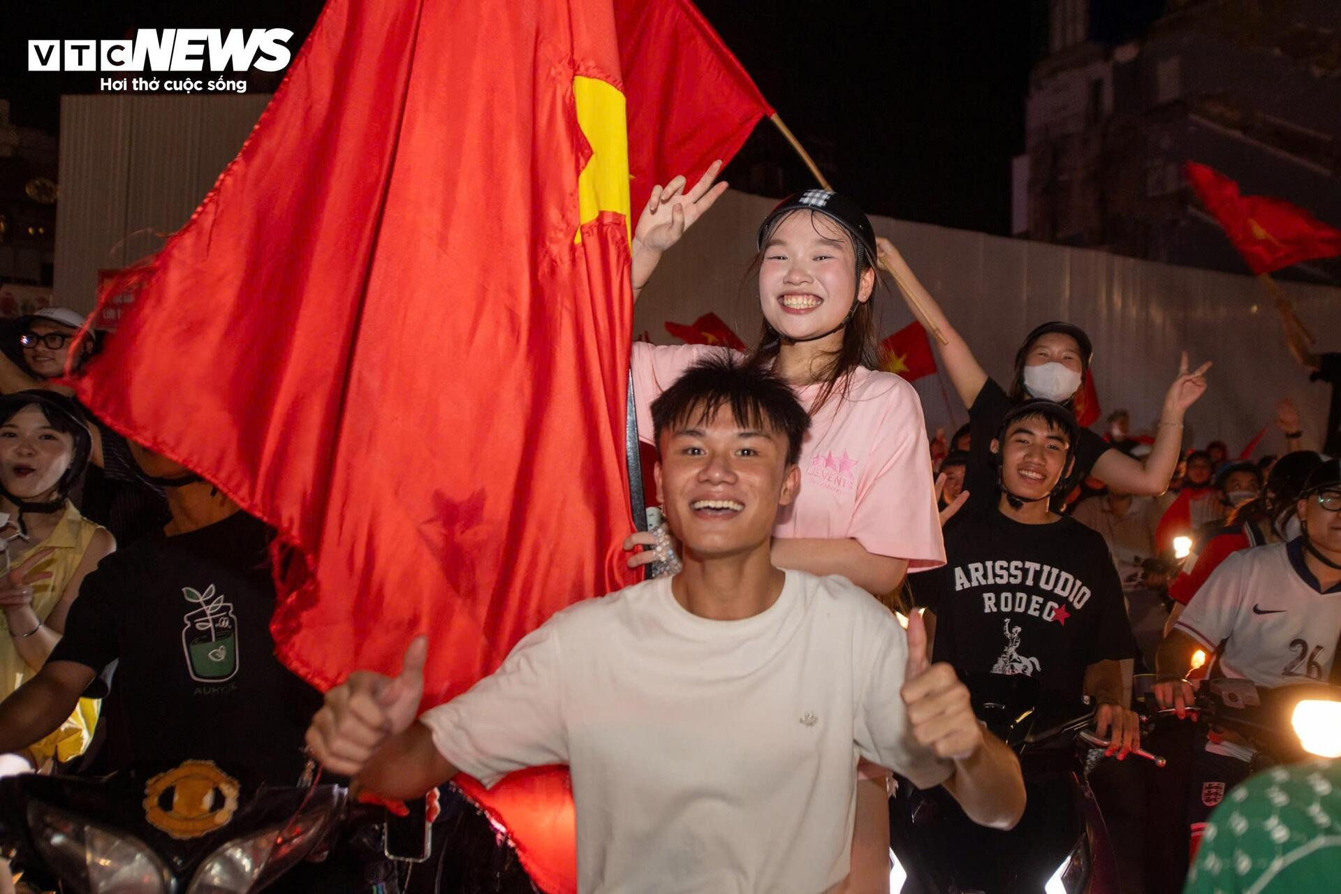 Dòng người 'đi bão' mừng U23 Việt Nam vô địch Đông Nam Á - 9