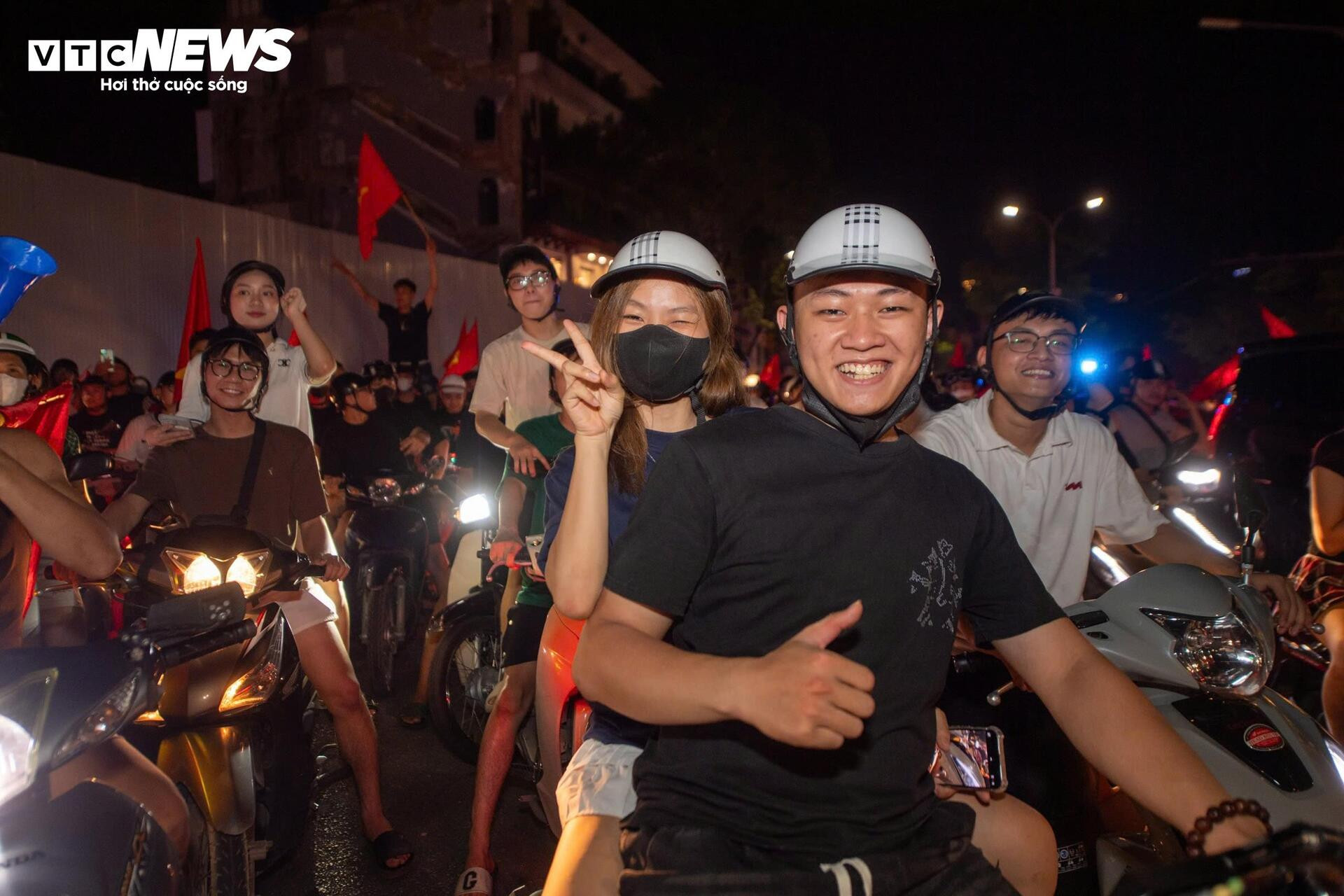 Dòng người 'đi bão' mừng U23 Việt Nam vô địch Đông Nam Á - 11