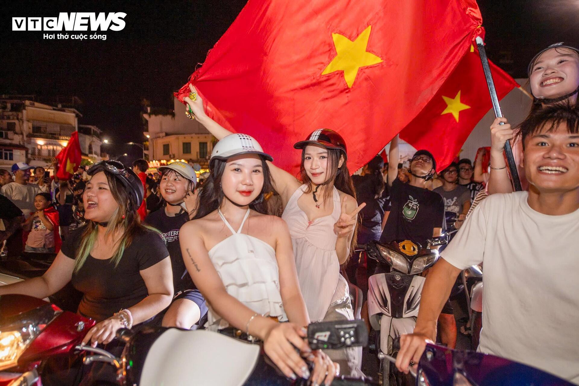 Dòng người 'đi bão' mừng U23 Việt Nam vô địch Đông Nam Á - 12