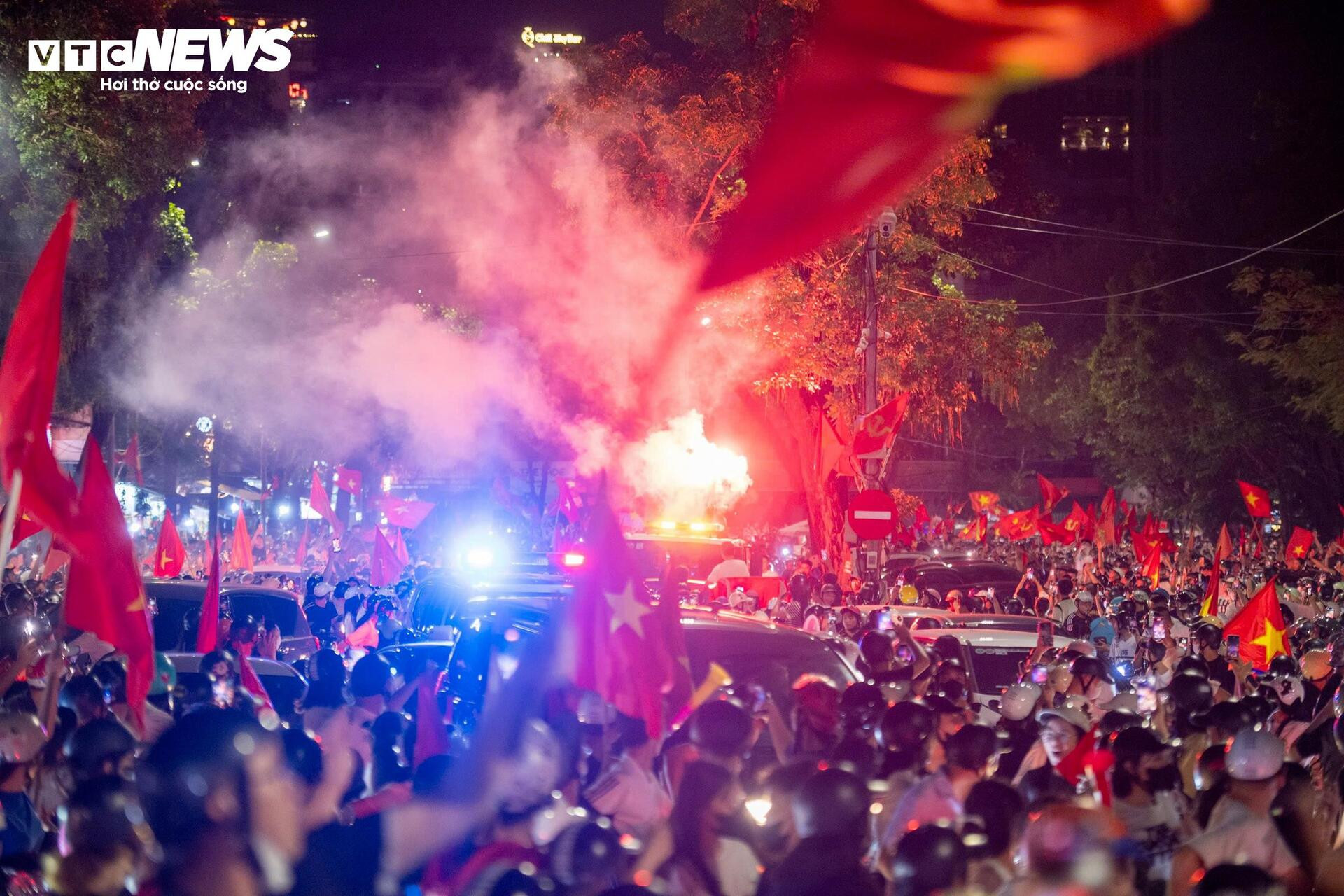 Dòng người 'đi bão' mừng U23 Việt Nam vô địch Đông Nam Á - 13
