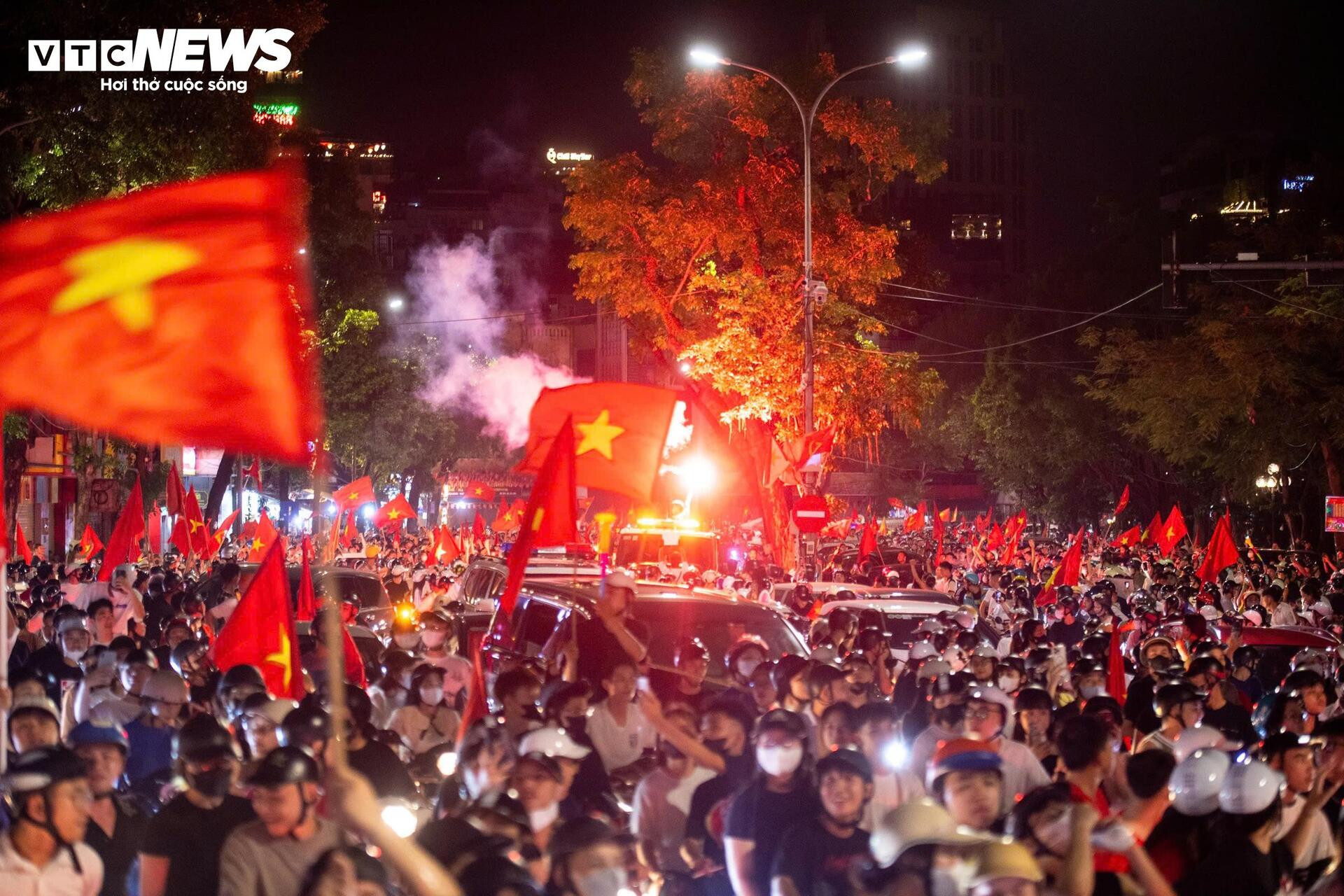 Dòng người 'đi bão' mừng U23 Việt Nam vô địch Đông Nam Á - 1