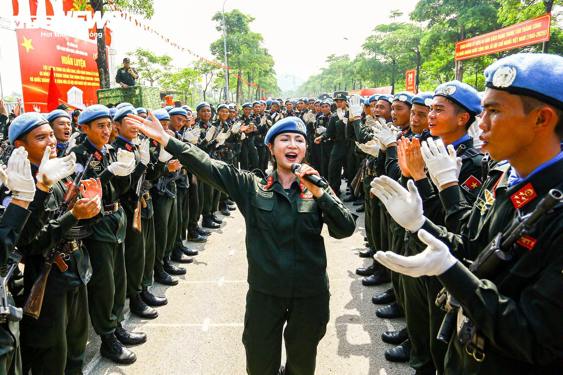 Gương mặt rám nắng, đẫm mồ hôi trên thao trường nắng lửa mừng đại lễ - 16