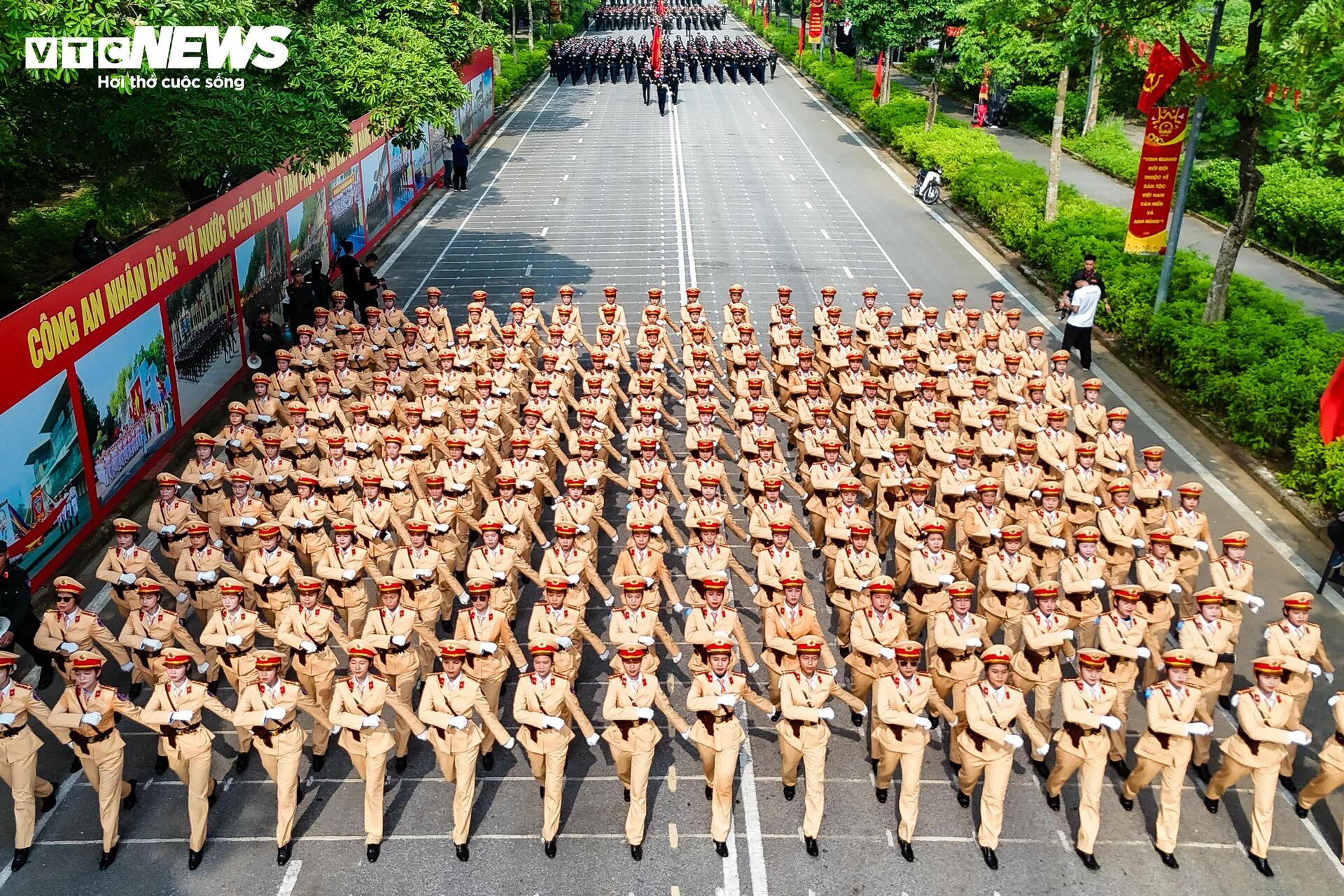 Gương mặt rám nắng, đẫm mồ hôi trên thao trường nắng lửa mừng đại lễ - 4