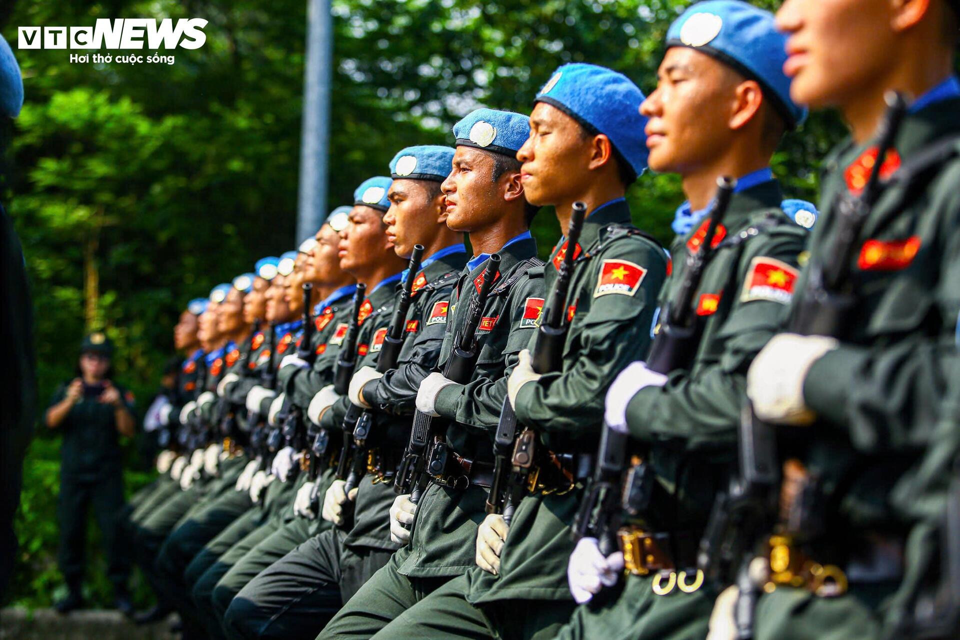 Gương mặt rám nắng, đẫm mồ hôi trên thao trường nắng lửa mừng đại lễ - 7