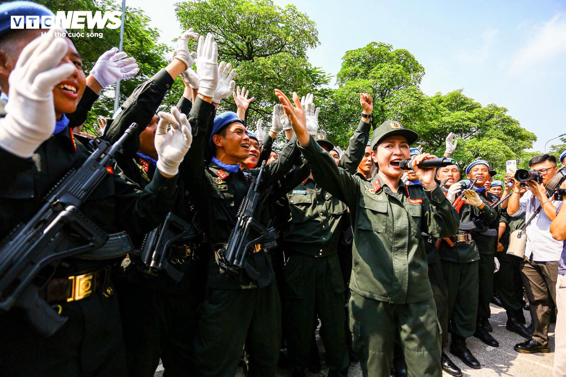 Gương mặt rám nắng, đẫm mồ hôi trên thao trường nắng lửa mừng đại lễ - 17