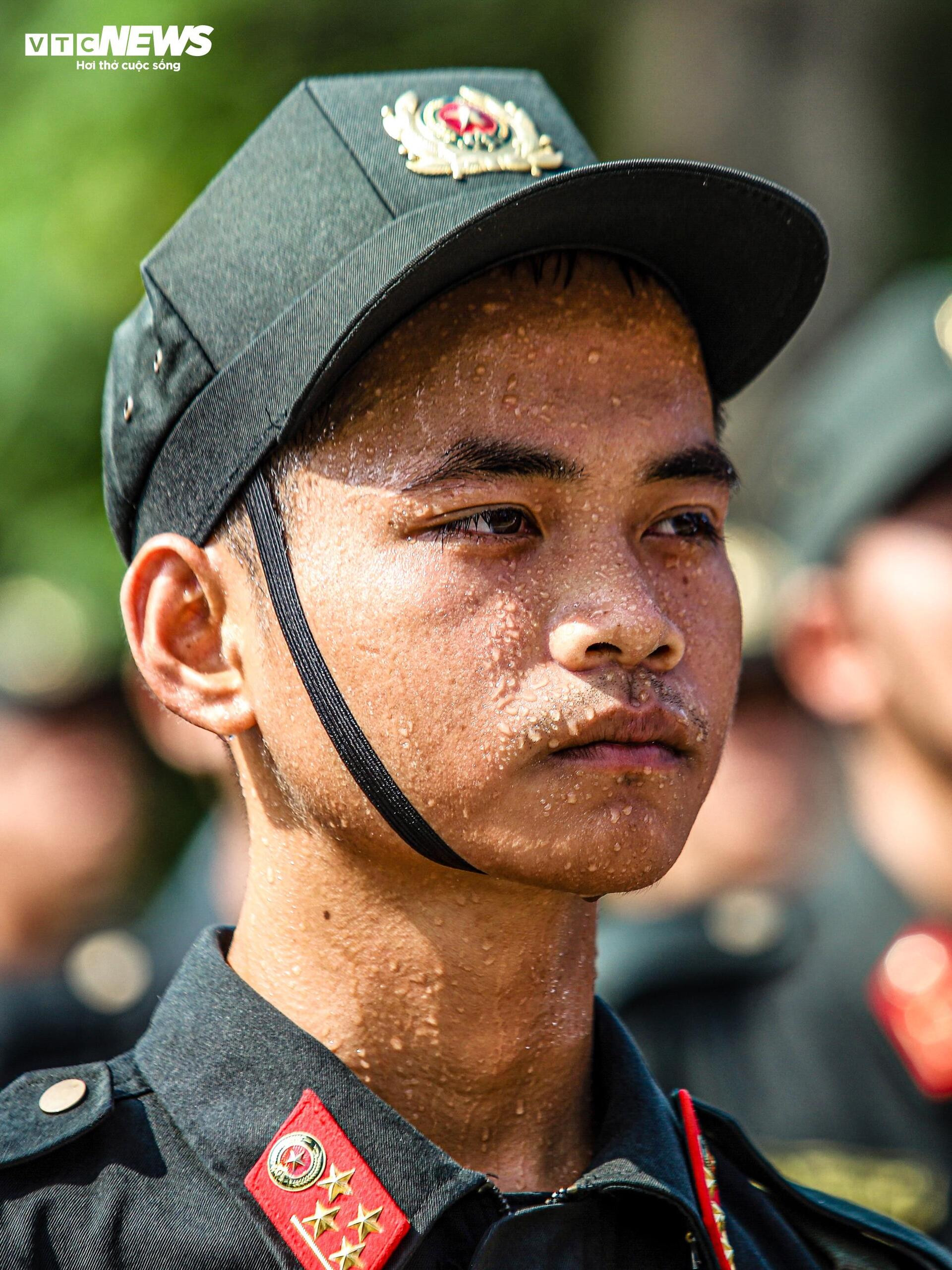 Gương mặt rám nắng, đẫm mồ hôi trên thao trường nắng lửa mừng đại lễ - 8