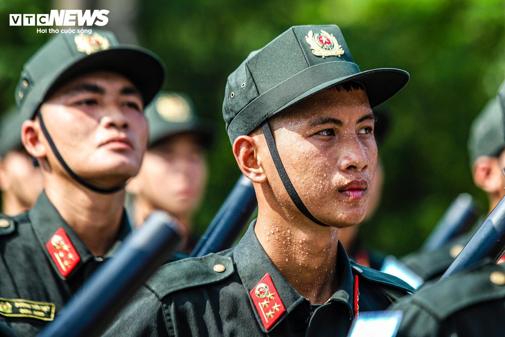 Gương mặt rám nắng, đẫm mồ hôi trên thao trường nắng lửa mừng đại lễ - 9