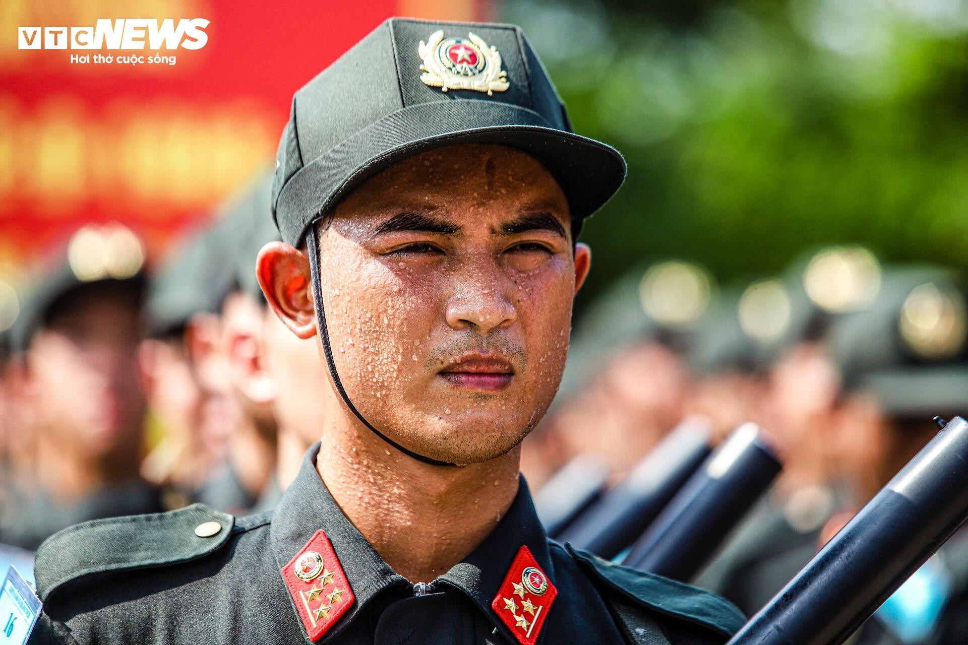 Gương mặt rám nắng, đẫm mồ hôi trên thao trường nắng lửa mừng đại lễ - 10
