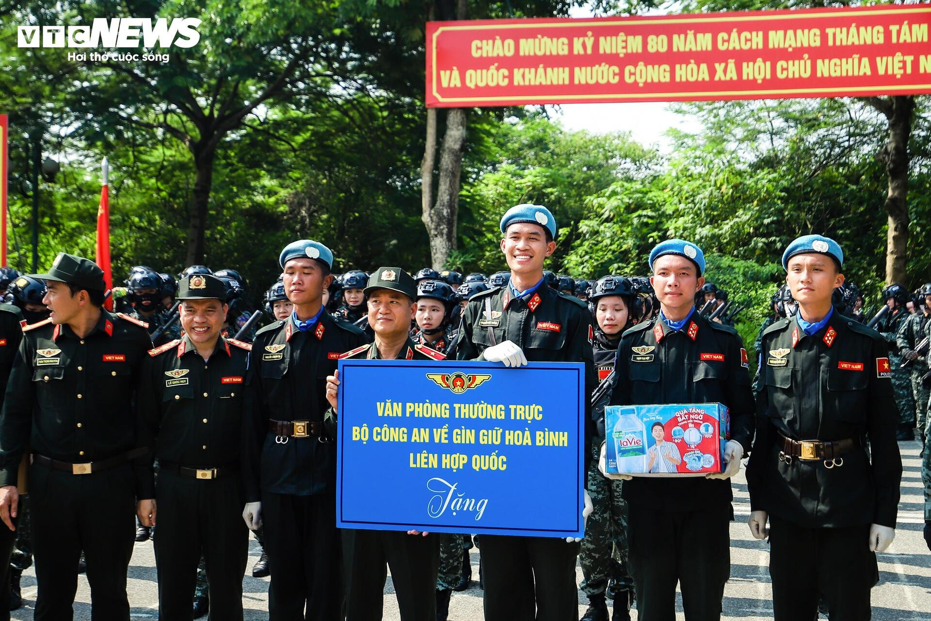 Gương mặt rám nắng, đẫm mồ hôi trên thao trường nắng lửa mừng đại lễ - 15