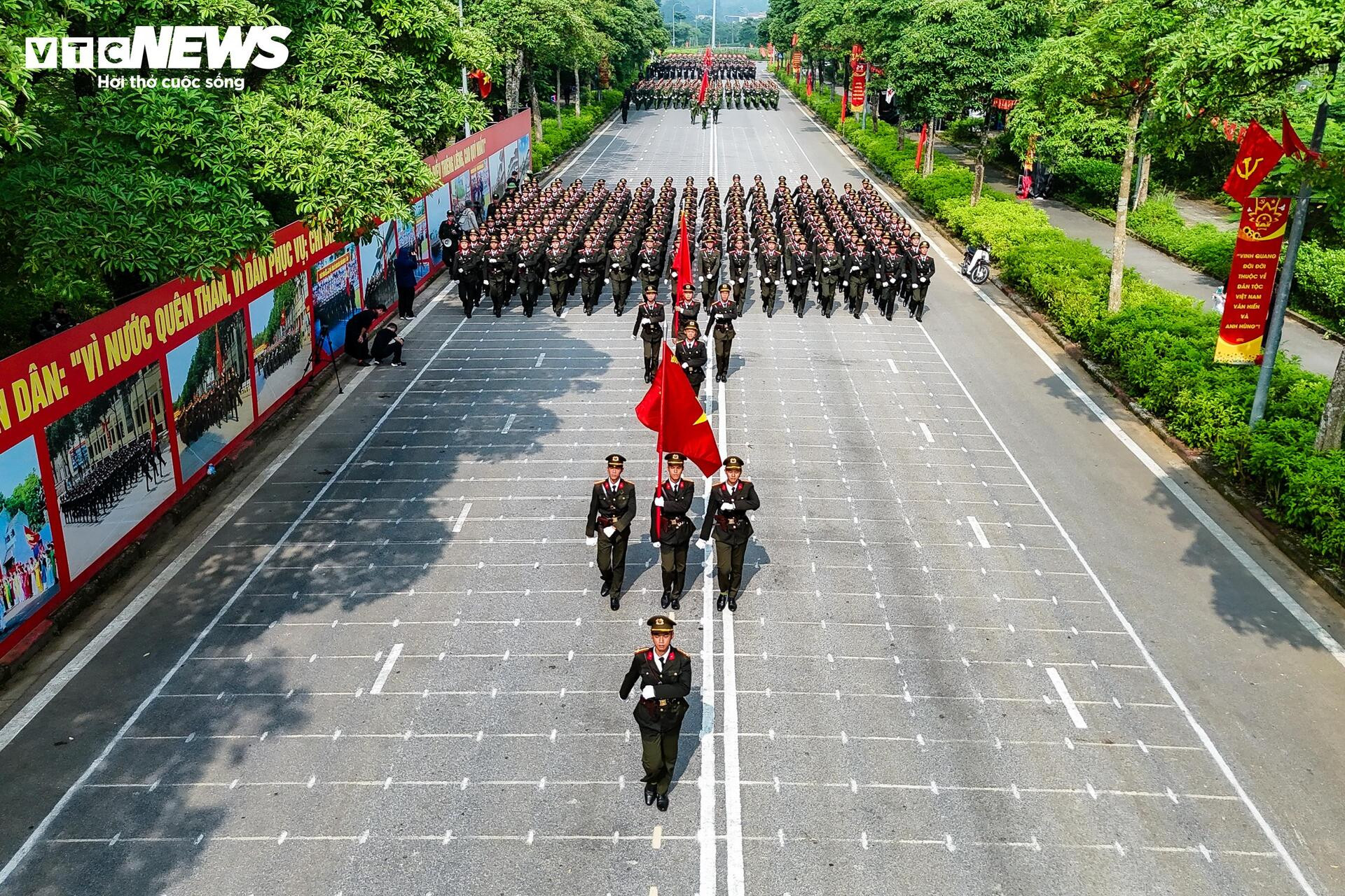 Gương mặt rám nắng, đẫm mồ hôi trên thao trường nắng lửa mừng đại lễ - 3