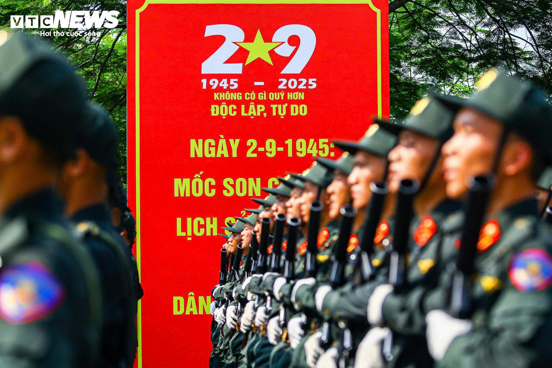 Gương mặt rám nắng, đẫm mồ hôi trên thao trường nắng lửa mừng đại lễ - 5