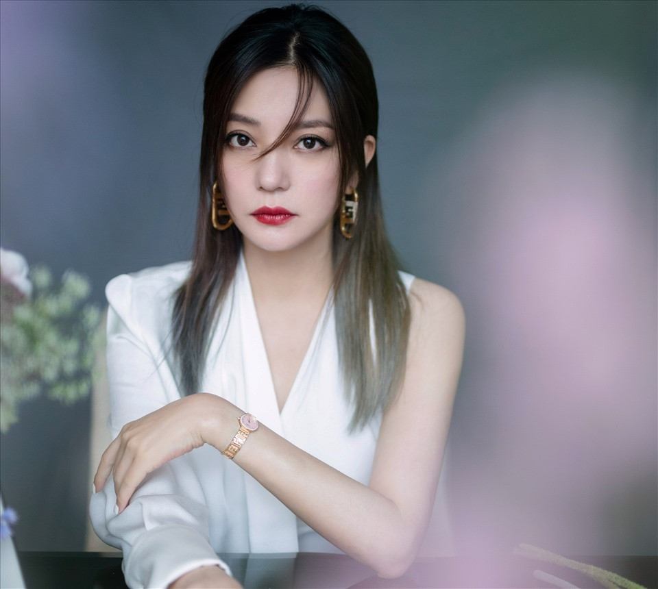Mỹ nhân Hoa ngữ sau ly hôn Triệu Vy hẹn hò trai trẻ tiêu tán tài sản nghìn tỷ
