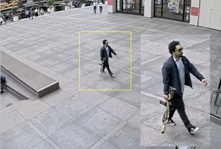 Shane Tamura cầm theo súng bên người. (Ảnh: Reuters)