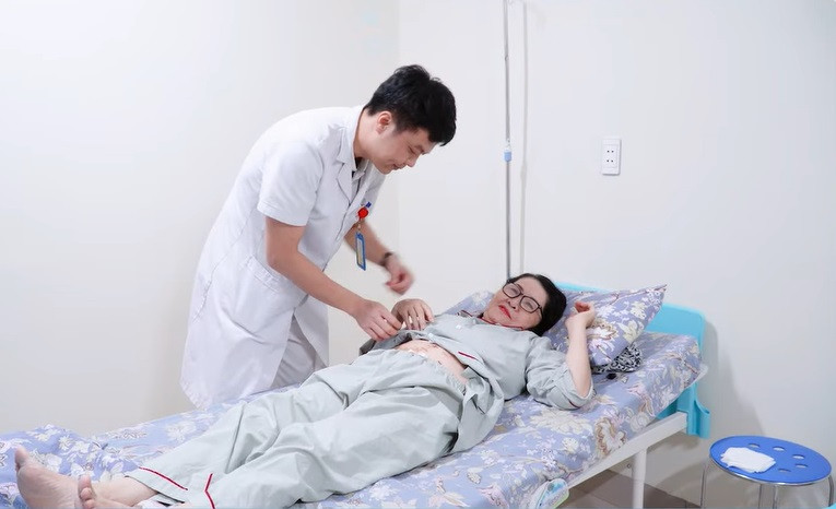 Người phụ nữ 68 tuổi ở Phú Thọ bàng hoàng nhận kết quả ung thư gan giai đoạn 2 trong lần đi khám định kỳ- Ảnh 2.