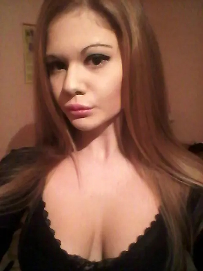 Ivanova có gương mặt thanh tú trước khi chi hàng ngàn USD cho các cuộc phẫu thuật thẩm mỹ. (Ảnh: Jam Press/@andrea88476)