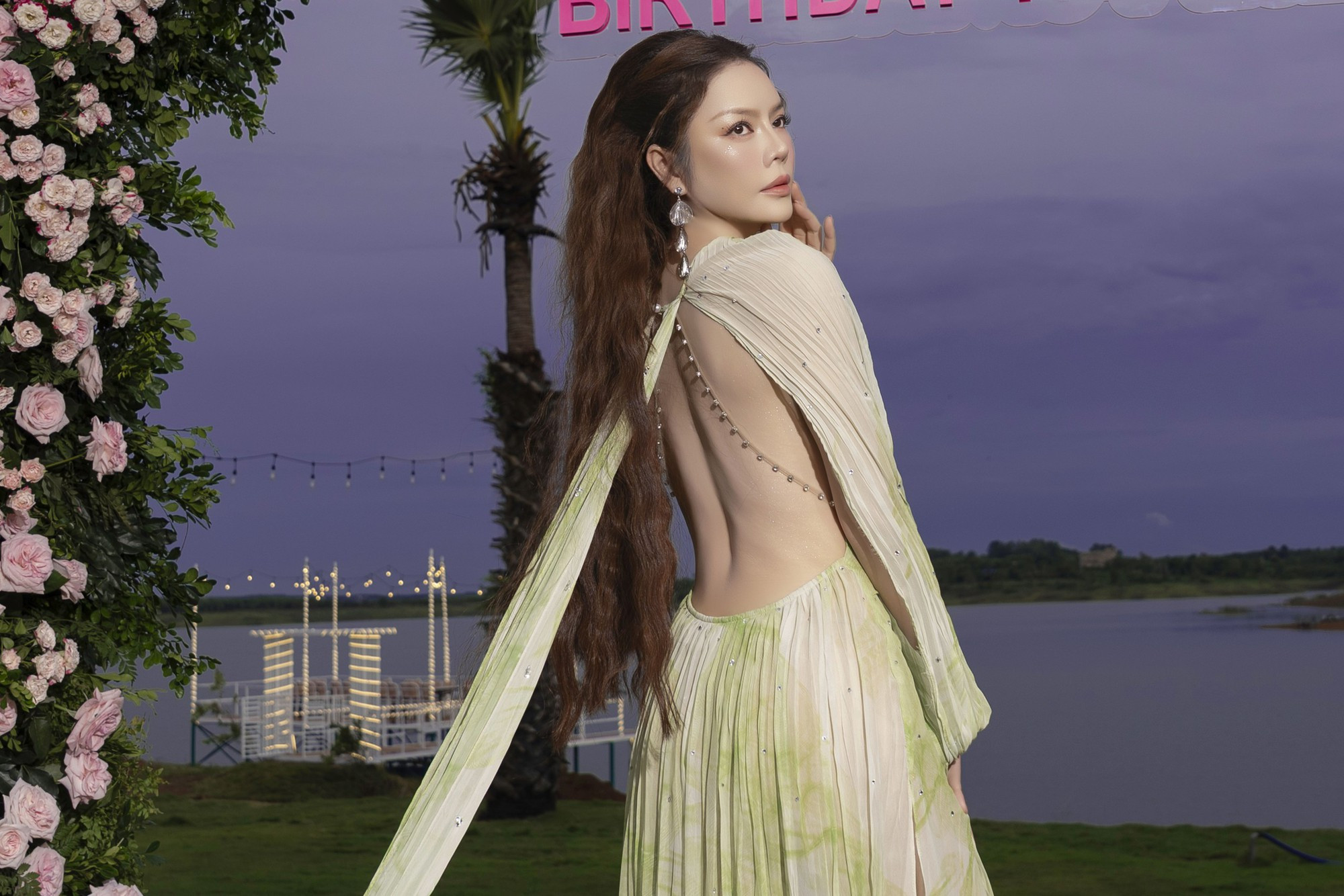 Nhan sắc nữ diễn viên vừa tổ chức sinh nhật hoành tráng với 150 người phục vụ, bắn pháo hoa suốt 30 phút- Ảnh 2.
