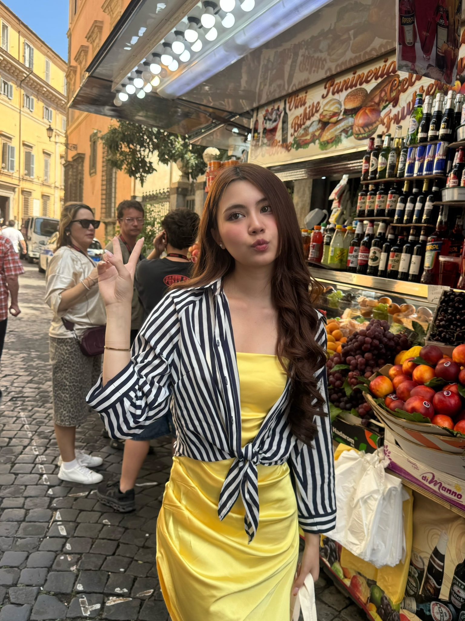 Con gái MC Quyền Linh bị soi nhan sắc khác lạ trong bộ ảnh đón tuổi 17