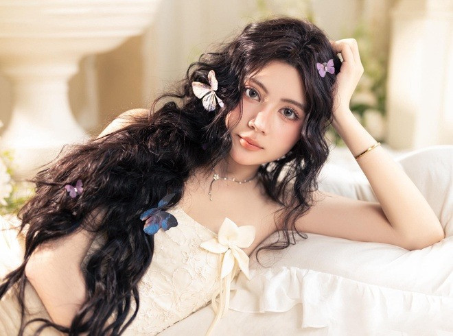 Con gái MC Quyền Linh bị soi nhan sắc khác lạ trong bộ ảnh đón tuổi 17