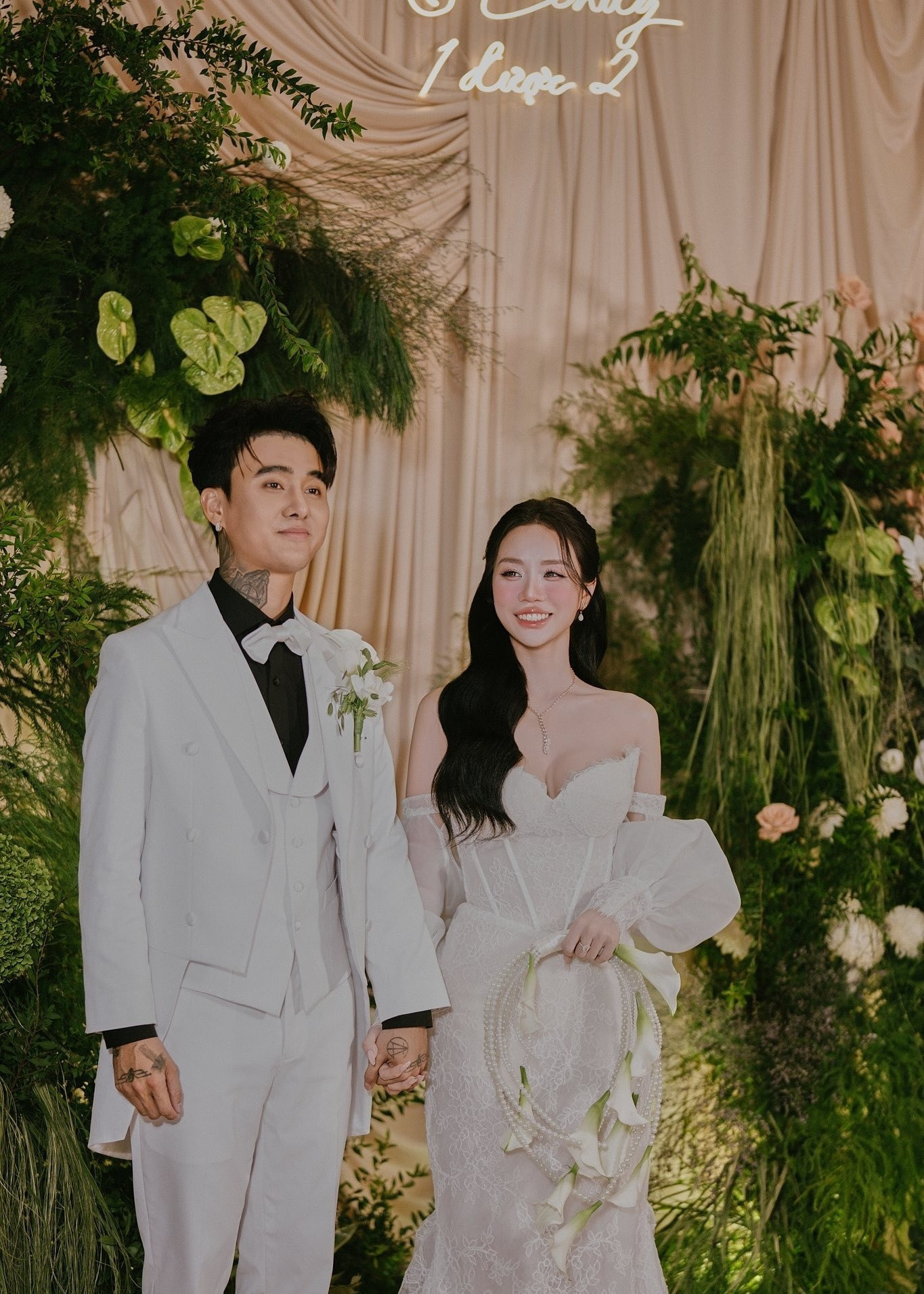 Đạt G  Cindy Lư xuất hiện sau đám cưới rạng rỡ bên ông nội là NSƯT Bảo Quốc