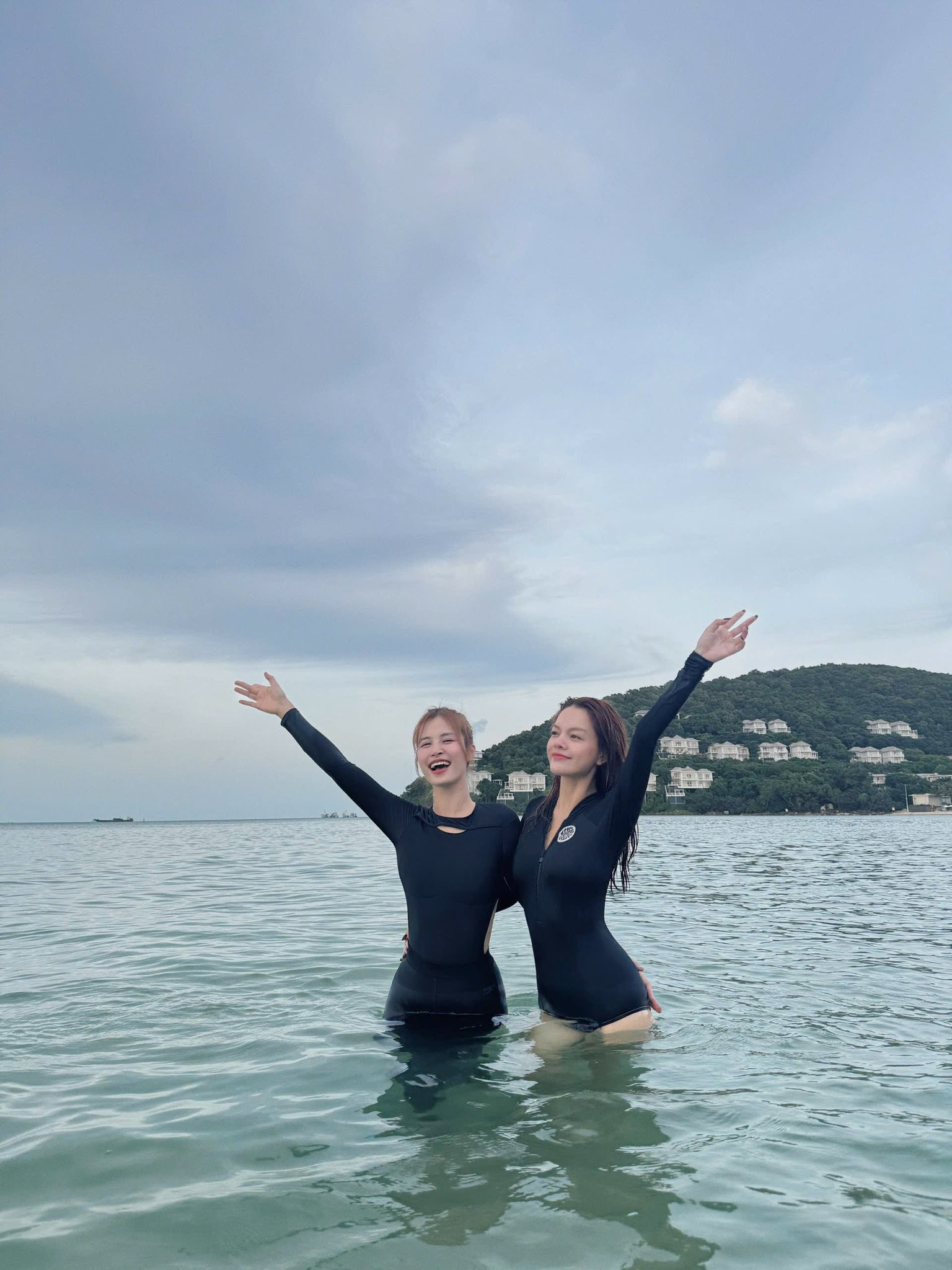 Diện áo tắm kiểu Phạm Quỳnh Anh, Đông Nhi đủ khiến fan trầm trồ- Ảnh 2.