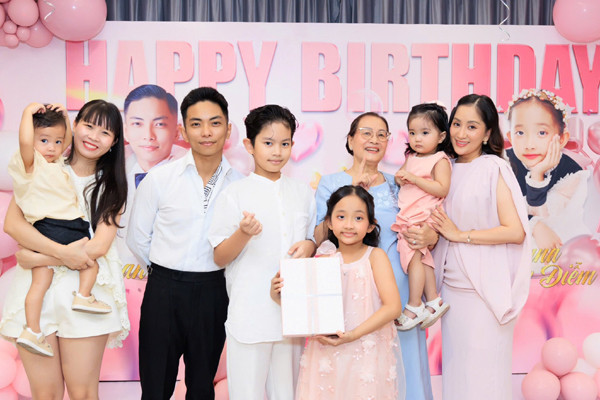 Khánh Thi - Phan Hiển đưa các con đi nghỉ hè, khán giả khen 'cả nhà đẹp như tranh'- Ảnh 8.