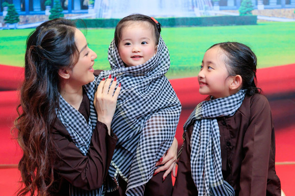 Khánh Thi - Phan Hiển đưa các con đi nghỉ hè, khán giả khen 'cả nhà đẹp như tranh'- Ảnh 7.