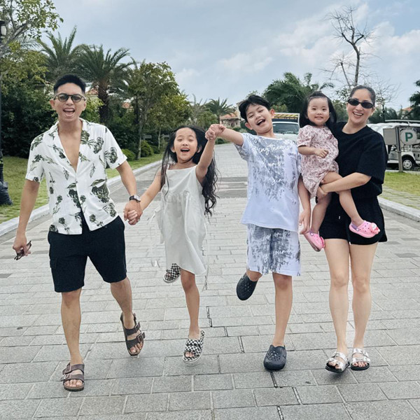 Khánh Thi - Phan Hiển đưa các con đi nghỉ hè, khán giả khen 'cả nhà đẹp như tranh'- Ảnh 2.
