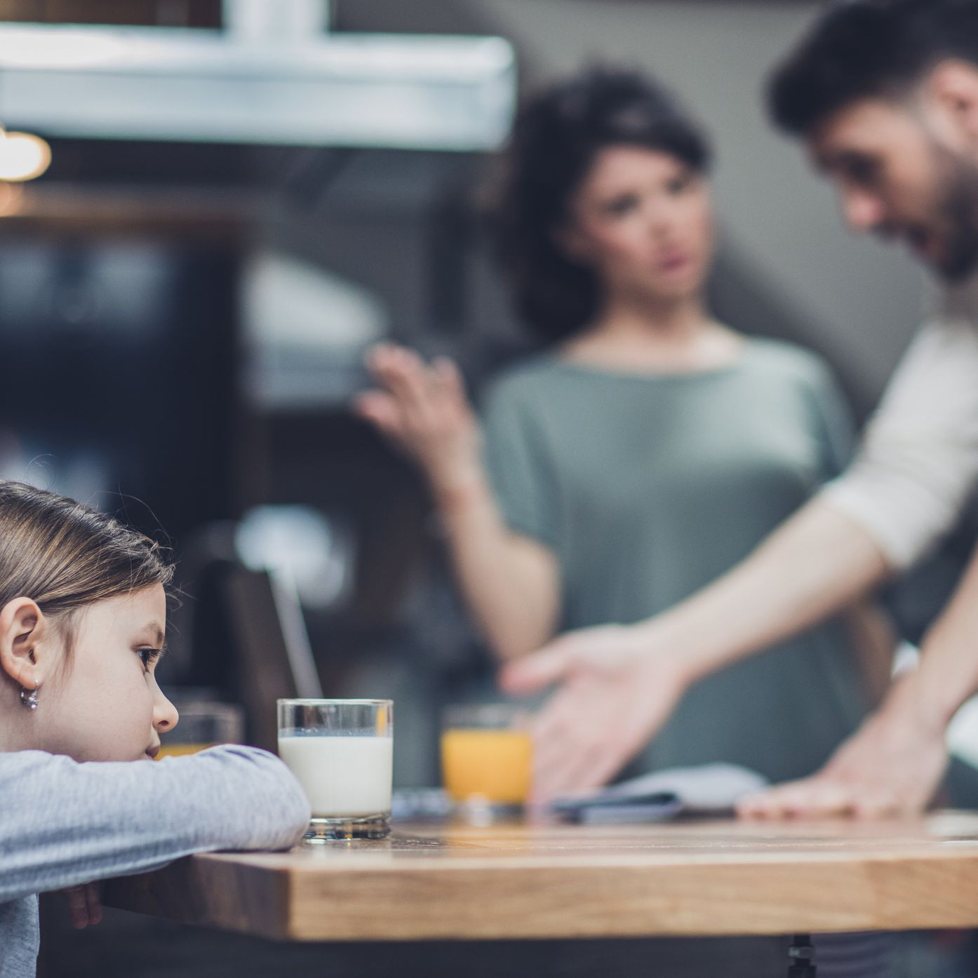 Mỗi tháng gửi chu cấp 10 triệu đồng, vợ cũ làm một việc khiến tôi xót con vô cùng - Ảnh 2.