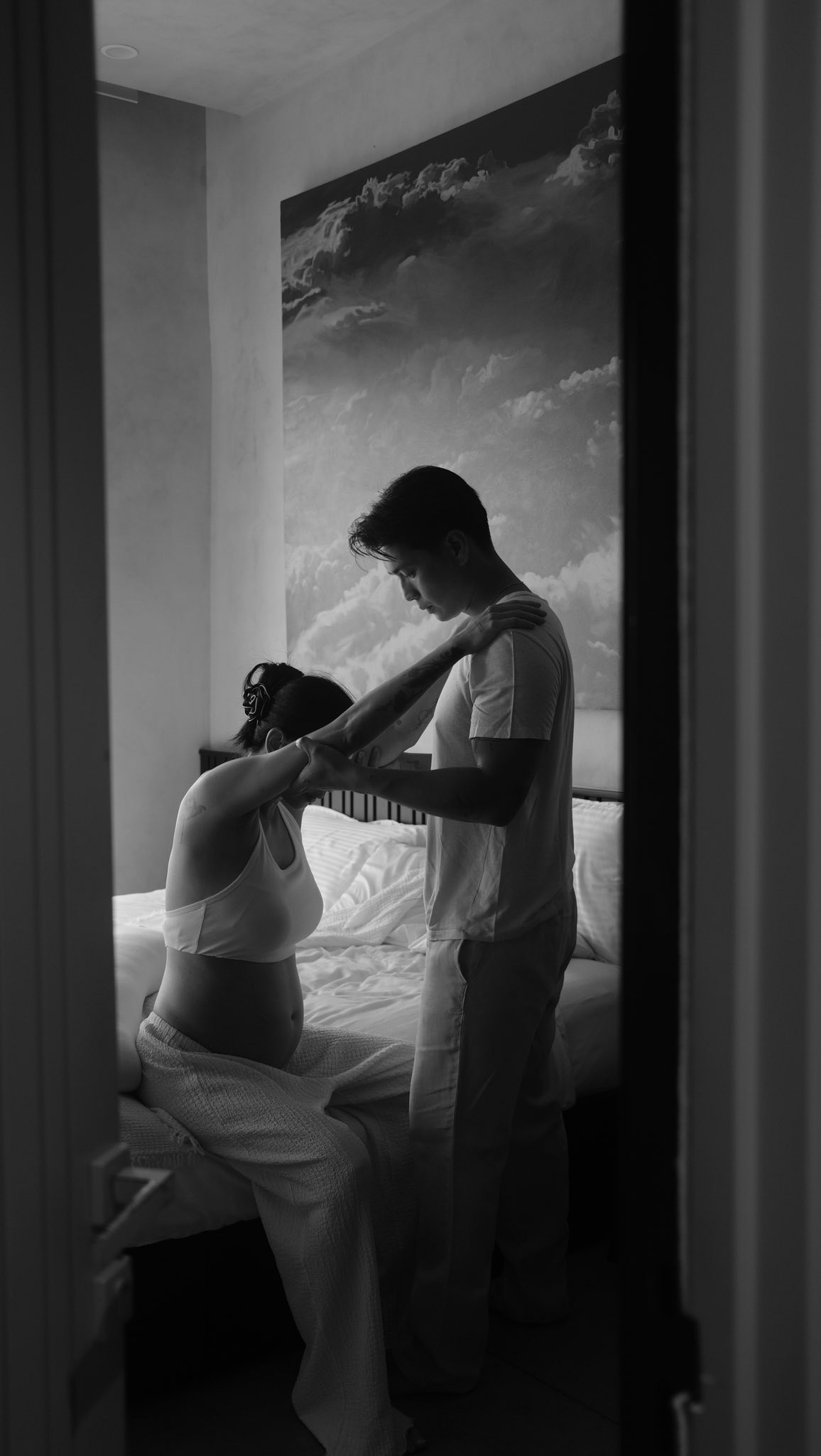 Vợ chồng Huy Trần đầu tư khủng phải bán cả xe để dành chi phí đón con gái đầu lòng