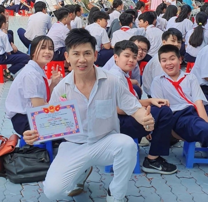 Nam ca sĩ đang là thầy giáo dạy môn toán ở cấp trung học cơ sở.