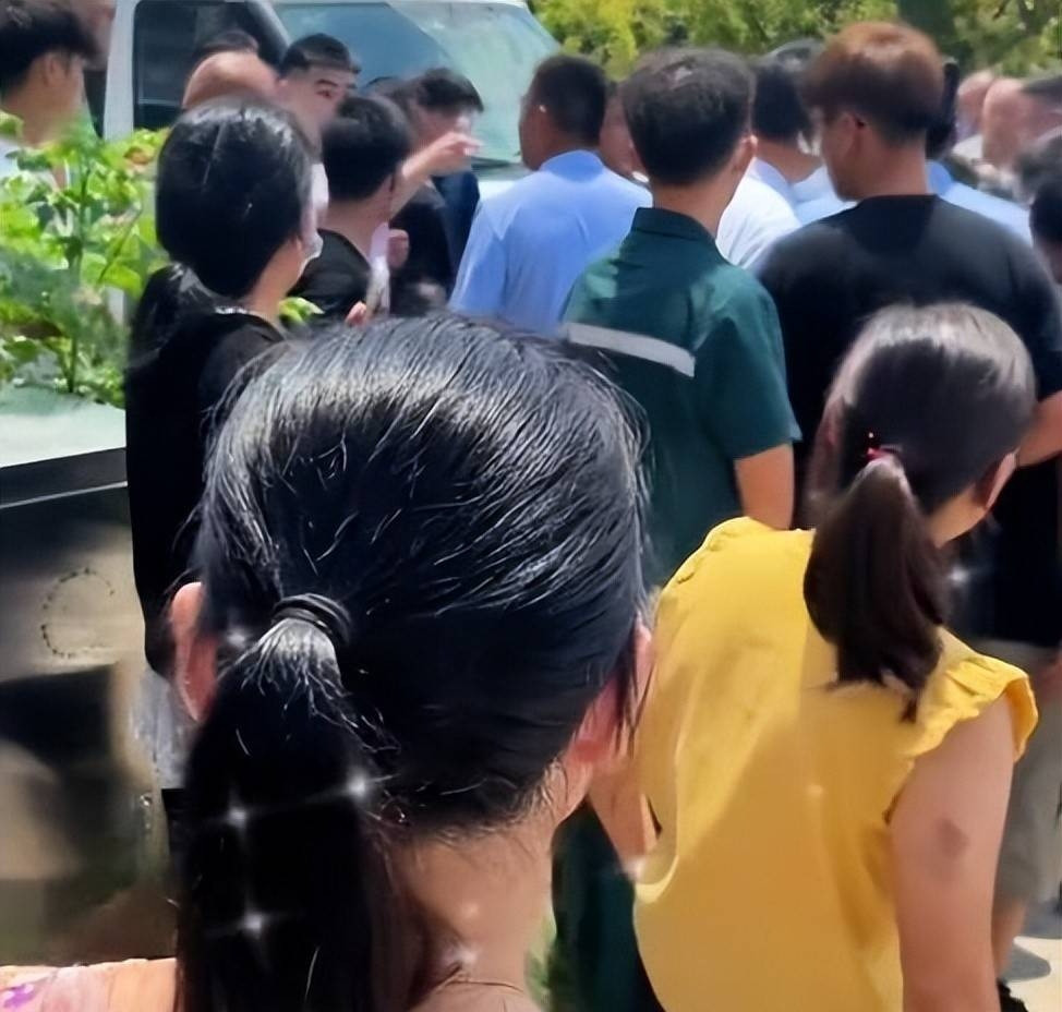 Cô dâu đòi thêm tiền rồi bỏ trốn khỏi đám cưới, dân lao ra chặn xe- Ảnh 2.