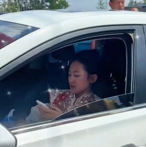 Cô dâu đòi thêm tiền rồi bỏ trốn khỏi đám cưới, dân lao ra chặn xe- Ảnh 1.