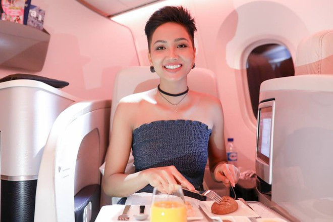 Chỉ trung thành với tóc tém nhưng HH HHen Niê vẫn biến tấu đủ kiểu thú vị, tuy nhiên cũng có lần thất bại - Ảnh 3.