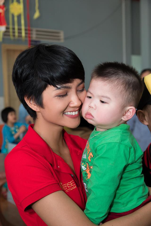 Chỉ trung thành với tóc tém nhưng HH HHen Niê vẫn biến tấu đủ kiểu thú vị, tuy nhiên cũng có lần thất bại - Ảnh 4.