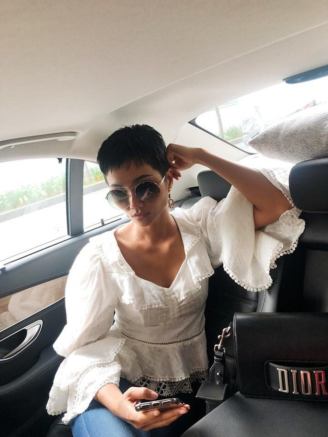 Chỉ trung thành với tóc tém nhưng HH HHen Niê vẫn biến tấu đủ kiểu thú vị, tuy nhiên cũng có lần thất bại - Ảnh 2.