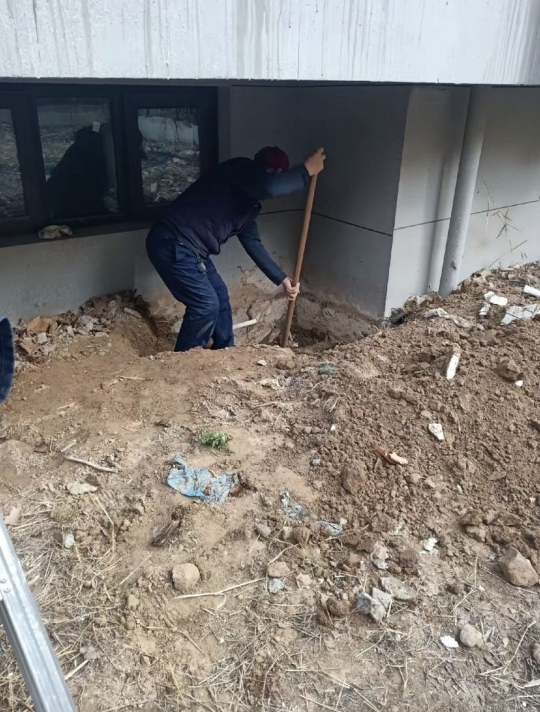 Người phụ nữ phát hiện ra thứ đáng sợ chôn dưới ngôi nhà mới mua- Ảnh 1.