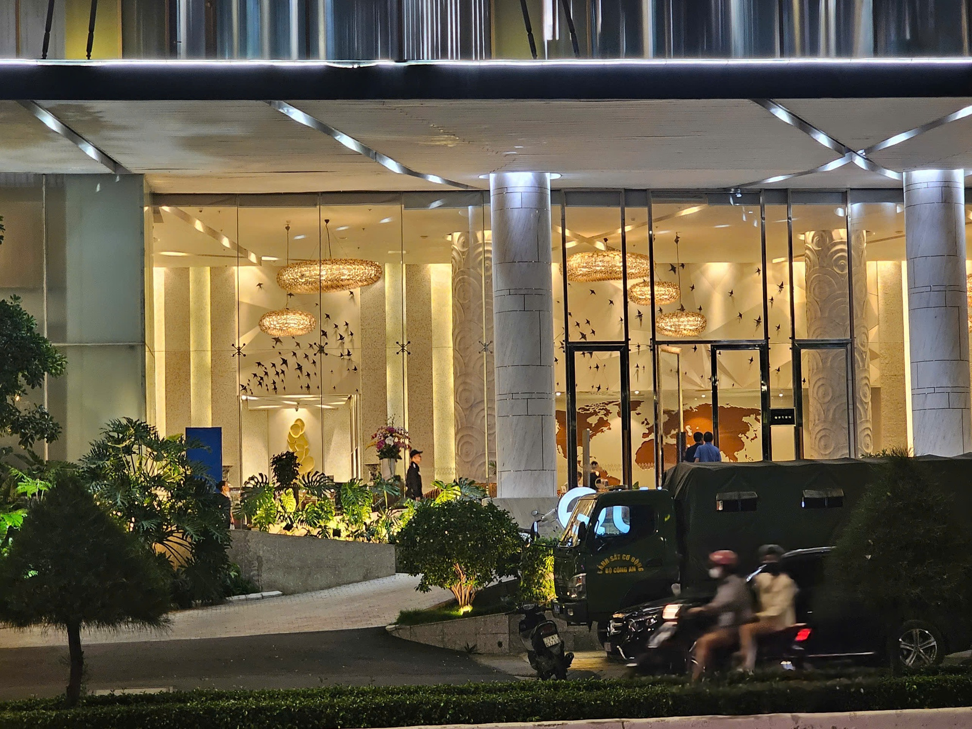 Nhiều cảnh sát phong tỏa khách sạn Quinter Nha Trang- Ảnh 1.
