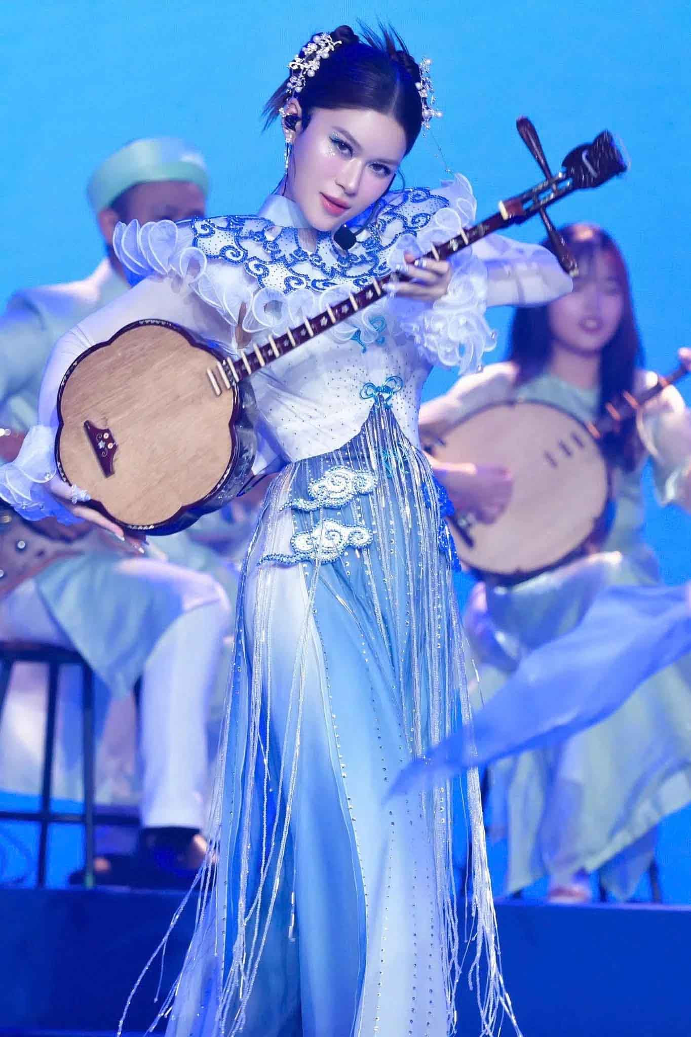 Rũ bỏ hình ảnh tiểu thư, ái nữ nhà đại gia thủy sản: