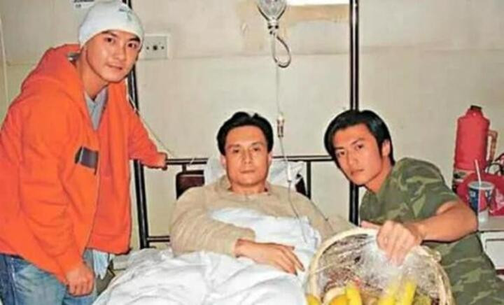 Trương Vệ Kiện và Tạ Đình Phong vào viện xin lỗi Vương Bá Chiêu.