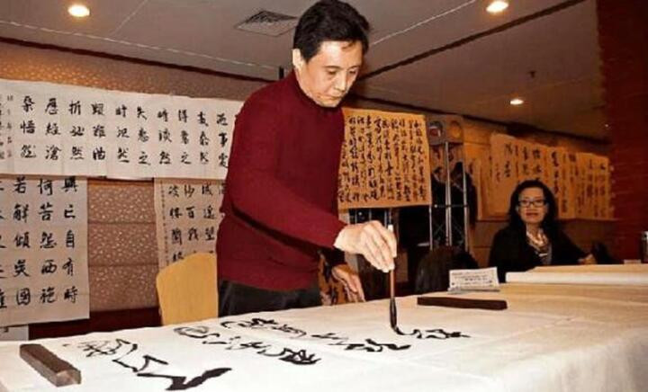 Ở tuổi xế chiều, Vương Bá Chiêu kinh doanh ẩm thực, viết thư pháp.