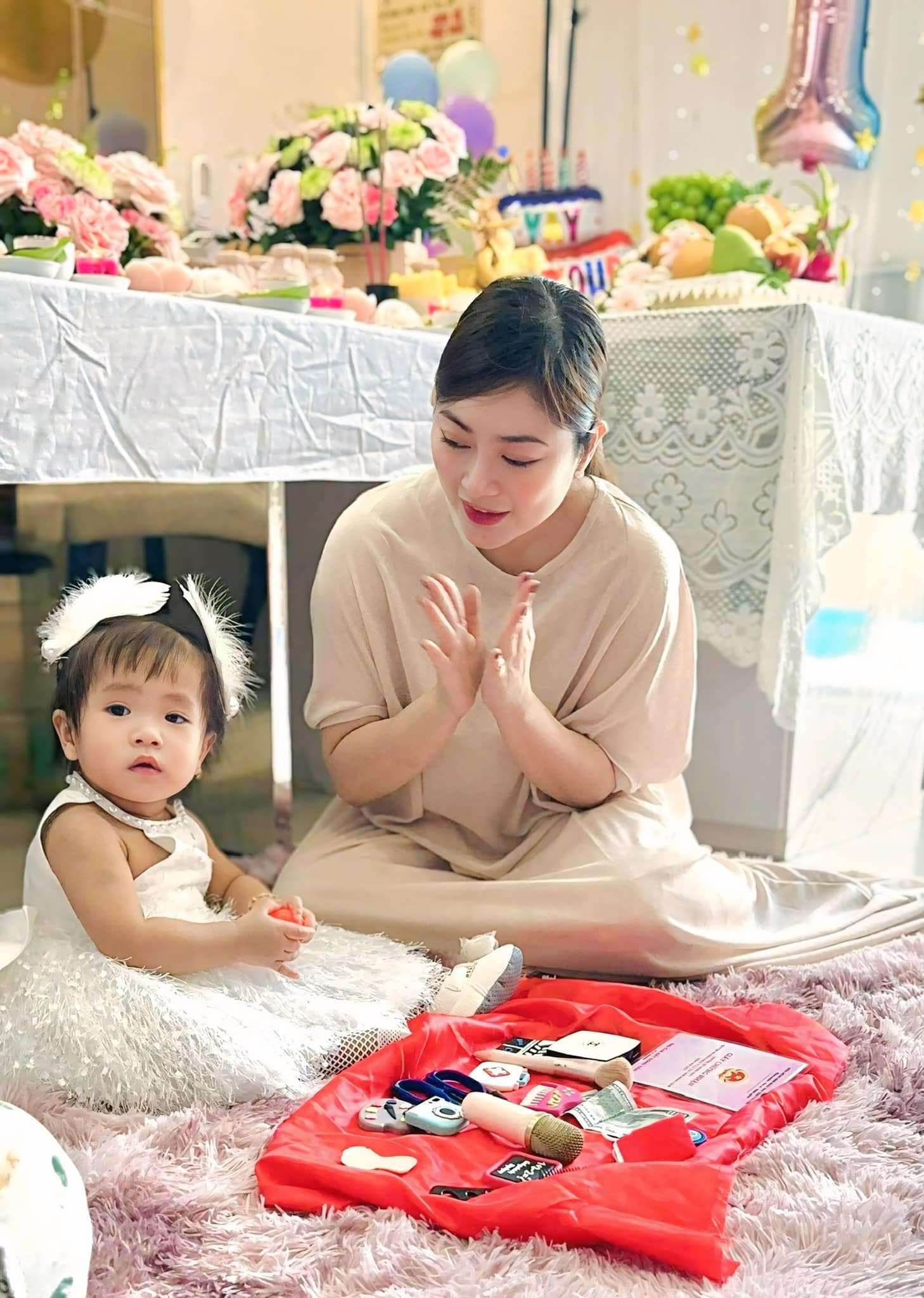 Thanh Trúc làm lễ thôi nôi cho con liên tục khoe ảnh chồng sau khi công khai