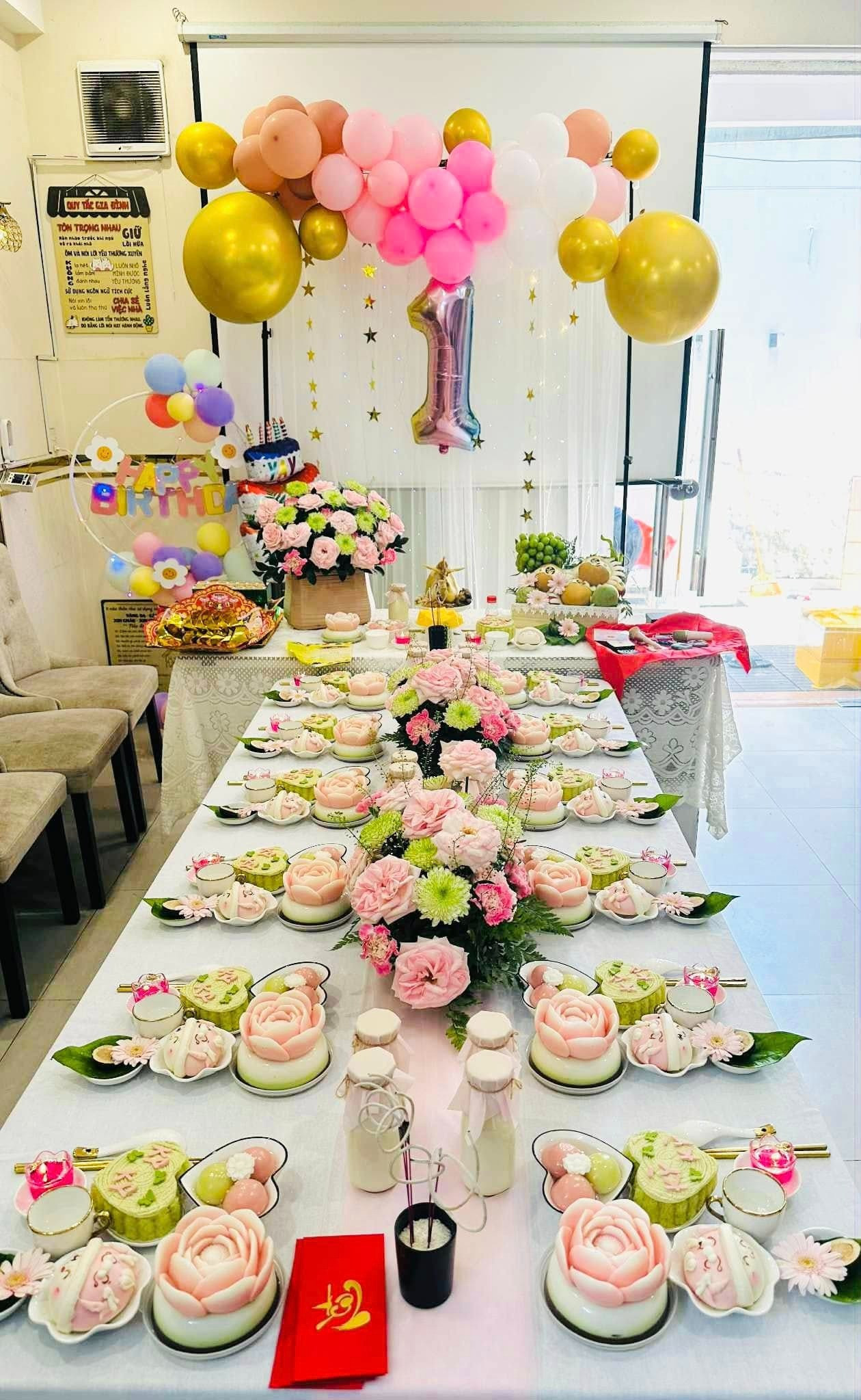 Thanh Trúc làm lễ thôi nôi cho con liên tục khoe ảnh chồng sau khi công khai