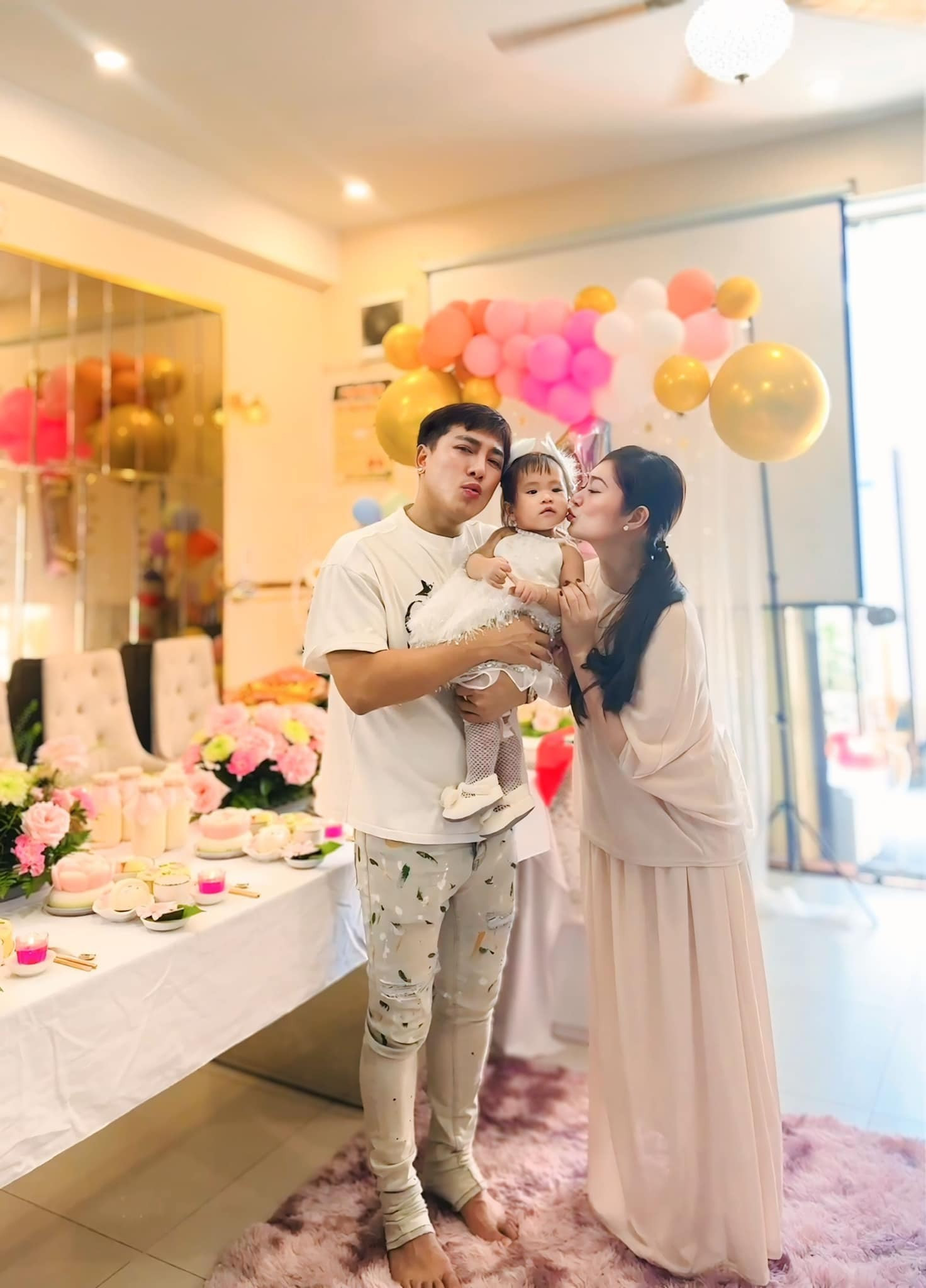 Thanh Trúc làm lễ thôi nôi cho con liên tục khoe ảnh chồng sau khi công khai