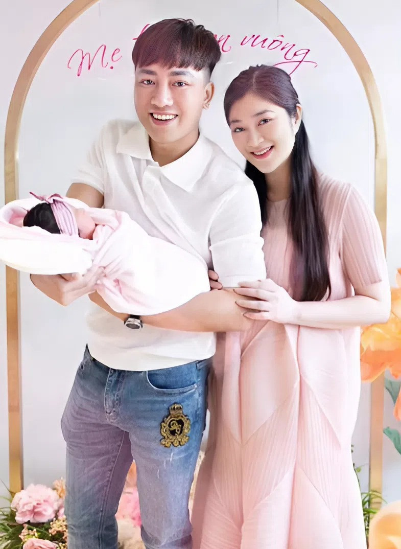 Thanh Trúc làm lễ thôi nôi cho con liên tục khoe ảnh chồng sau khi công khai
