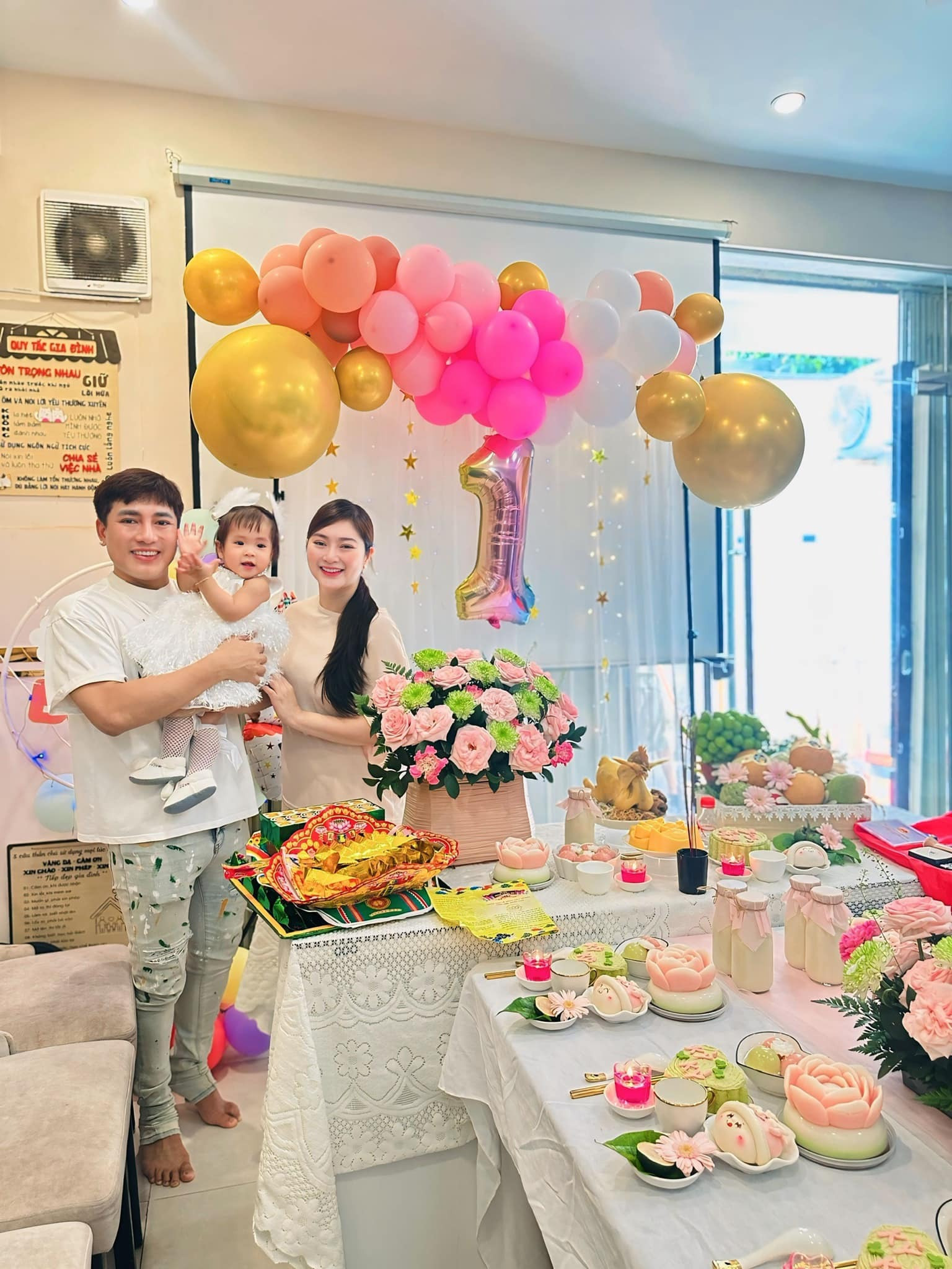 Thanh Trúc làm lễ thôi nôi cho con liên tục khoe ảnh chồng sau khi công khai