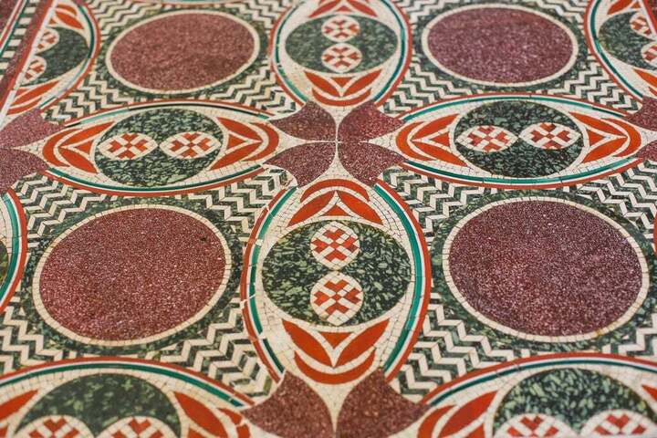 Bức tranh được khảm từ nhiều viên đá màu tím và đỏ, những món hàng mà vị hoàng đế đã phải tiêu tốn nhiều tài nguyên để nhập khẩu. (Ảnh: CBS News)