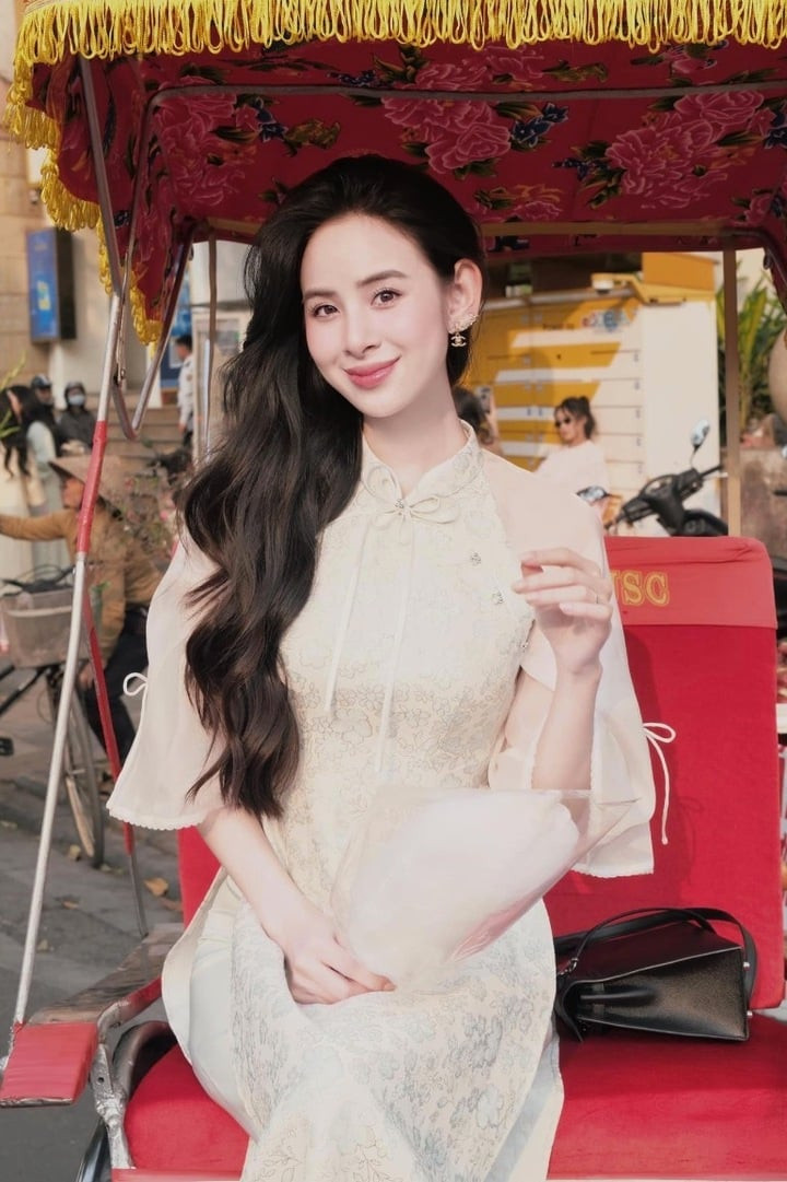 Hương Liên sinh năm 2002, là một người mẫu, Tiktoker có tiếng. Mỹ nhân gây ấn tượng với đường nét thanh tú, nhẹ nhàng tựa