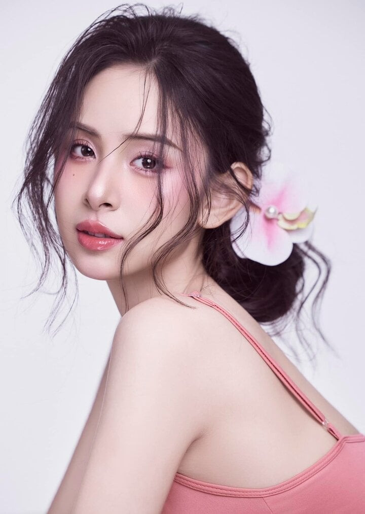 Năm 2023, Hương Liên được chú ý khi tham gia The Face Vietnam. Cô là thành viên đội HLV Vũ Thu Phương và phải dừng chân trước thềm chung kết của chương trình.